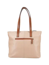 Cartera tipo shopper de cuero vacuno color nude con doble asa de hombro color marrón. Tiene logo metálico de la marca en el frente y cierre superior.