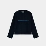 Sweater de punto acanalado color azul marino, de corte oversize, con cuello redondo y el logotipo de Eme Studios bordado en el pecho en tono azul más claro.