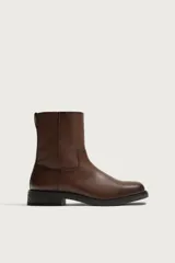 Bota de piel color marrón con cierre de cremallera lateral, horma cuadrada y suela con ligero tacón.