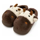 Pantuflas de peluche con diseño de vaca, confeccionadas en piel sintética suave. Cuentan con suela de goma antideslizante y diseño abierto en el talón.