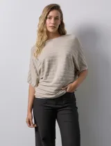 Buzo color beige de tejido acanalado, marca Ninety, con mangas cortas japonesas y cuello redondo.