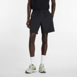 Short New Balance modelo Athletics 7", color negro, confeccionado en tejido elástico con tecnología NB DRY que absorbe la humedad. Cuenta con cintura elástica, bolsillos laterales y el logo tonal Flying NB.