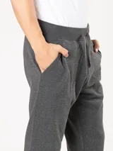 Pantalón de jogging gris claro, corte babucha, con cintura elástica ajustable con cordón.