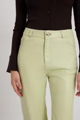 Pantalón de cuero rojo de tiro medio y corte recto.