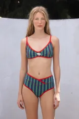 Conjunto de bikini con corpiño triangular y bombacha de tiro alto, con estampado a rayas verticales en tonos verde y azul, con ribetes rojos.