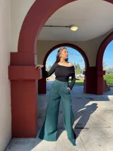 Pantalón de vestir verde esmeralda, de corte palazzo y tiro alto.