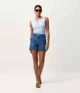 Short de jean tiro alto con bolsillos carpinteros delanteros y trabillas en la cintura.