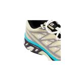 Championes de diseño técnico MM6 Maison Margiela x Salomon Cross Low, en color beige con detalles en turquesa, negro y blanco, con suela estructurada y sistema de ajuste rápido.