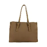 Cartera mediana tipo shopper color marrón, con doble asa de hombro y cierre superior. Incluye un dije colgante con forma de labios y logo de la marca en color fucsia.