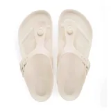 Sandalias tipo ojota Birkenstock modelo Gizeh, confeccionadas en material EVA ligero y resistente, color blanco hueso. Presentan diseño de tira entre los dedos con hebilla ajustable lateral y plantilla anatómica.