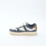 Zapatillas urbanas de diseño tricolor en tonos azul marino, crema y detalles en marrón. Presentan una silueta clásica con cordones gruesos y suela de goma con textura dentada.
