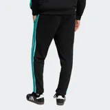 Pantalón deportivo Adidas de corte clásico, confeccionado en felpa francesa color negro. Presenta las icónicas tres tiras en color turquesa a los costados, el logo de Adidas en una pierna y el emblema de Mercedes-AMG Petronas en la otra. Incluye cintura con cordón de ajuste.