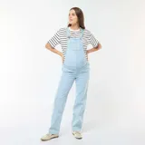Enterito de jean celeste claro, estilo peto o jardinero, con panel elástico para maternidad sobre el abdomen. El corte de las piernas es recto y holgado.