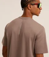 Remera deportiva Get Over de color azul marino, confeccionada en tech fleece con tecnología dry de secado rápido, cuello redondo y manga corta, de corte holgado.