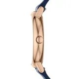 Reloj de pulsera Skagen modelo Signatur con caja de acero en tono oro rosado, esfera blanca minimalista y correa de cuero azul.