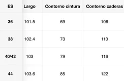 Pantalón cargo marrón de corte holgado, con bolsillos laterales y frontales con solapa y botón.