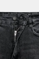 Jeans de tiro alto con corte wide leg y largo completo. Presenta diseño de cinco bolsillos, trabillas en la cintura y cierre frontal con cremallera y botón, con un acabado de efecto lavado.