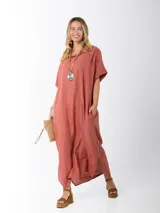 Vestido italiano largo color ladrillo, de lino 100%, con cuello tipo buche, mangas cortas y apliques de broderie en los hombros. Tiene tajos laterales.