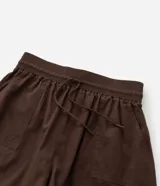Short color beige de sarga de algodón, con cintura elástica, lazo ajustable y bolsillos laterales. Corte holgado.
