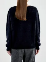 Sweater color beige de cashmere con cuello redondo y puños ajustados.