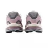 Championes urbanos New Balance modelo 2010, color rosado con detalles en gris y blanco. Confeccionados en una combinación de gamuza y malla, presentan el logo 'N' característico en los laterales y una entresuela con tecnología de amortiguación.