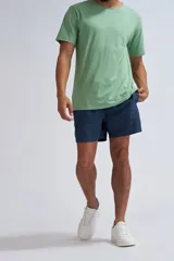 Short de baño de color azul marino, con diseño liso y corte clásico. Cuenta con cintura elástica y ajuste cómodo, ideal para actividades acuáticas.
