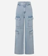 Pantalón de jean negro con corte recto, cintura alta, trabillas y bolsillos cargo laterales.