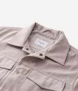 Campera tipo trucker de gamuza sintética color negro, con cuello clásico, bolsillos delanteros con solapa y cierre frontal por botones metálicos.