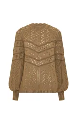 Sweater de punto color camel con diseño calado geométrico, cuello redondo y mangas largas con volumen suave. Presenta puños y dobladillo acanalados.