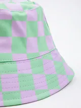 Gorro tipo bucket con estampado a cuadros color verde y lila.