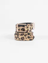 Cinturón con estampado animal print, hebilla metálica dorada y confeccionado en cuero vegano.