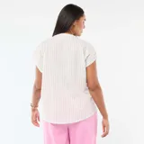 Blusa de manga corta con cuello en V y diseño a rayas verticales finas. Presenta un corte holgado y fluido.