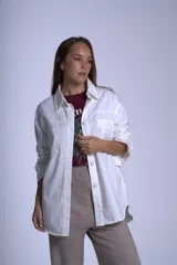 Sobrecamisa blanca de gabardina con botones al tono, cuello camisero, corte recto y bolsillos frontales.