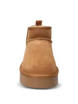 Bota corta de gamuza color camel con interior forrado en piel sintética y suela de plataforma de goma al tono.