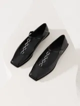 Ballerinas negras de cuero vacuno graneado con cadena metálica sobre el empeine y hebilla lateral.