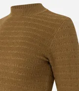 Suéter de punto texturizado color marrón, con cuello redondo, manga larga y puños y bajo acanalados.
