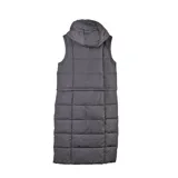 Campera multifunción modular color negro, con diseño matelaseado y capucha desmontable. Su sistema de cierres permite transformarla en cuatro versiones: campera larga, campera corta, chaleco largo y chaleco corto.