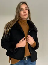 Campera tipo gamulán color negro con interior de corderito sintético, cuello solapa y cierre frontal con botones. Diseño corto y holgado.
