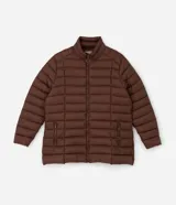 Campera puffer acolchada de corte relajado, con cuello alto, cierre frontal de cremallera y bolsillos laterales. Confeccionada en microfibra de poliamida ultraligera, resistente al agua y respirable.