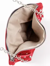 Bandolera de cuero gamuzado marrón, con diseño de tachas metálicas plateadas, cierre superior y correa de cadena plateada.