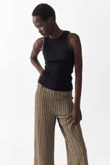 Pantalón de corte holgado en punto con efecto arrugado y diseño a rayas. Modelo con elástico oculto en la cintura y piernas amplias.