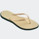 Ojotas Havaianas modelo Slim Point, con suela y tiras más finas, punta ligeramente puntiaguda y borde contrastante. Las tiras son de color lila claro con el logotipo de Havaianas en metalizado. La suela es lila claro con borde exterior en color terracota/rosado oscuro.