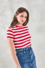 Remera de viscosa con elastano, a rayas horizontales rojas y blancas, de corte ajustado.