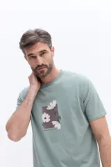 Remera de manga corta color verde menta, con cuello redondo y corte regular. Presenta un estampado frontal con flores blancas sobre un recuadro rectangular de color marrón y el logo de la marca Brooksfield.