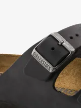 Sandalias Birkenstock Arizona negras de cuero nobuck engrasado, con dos correas ajustables con hebillas metálicas plateadas y plantilla anatómica de corcho y látex cubierta de ante.