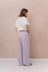 Pantalón amarillo de corte amplio y pierna recta, confeccionado en tela liviana con caída fluida. Cuenta con cintura elastizada, cordón regulable en contraste y bolsillos laterales.