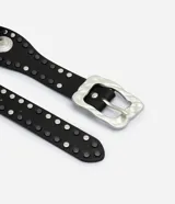 Cinturón mediano de poliuretano color negro, con aplicación de tachas metálicas y hebilla de diseño orgánico irregular.