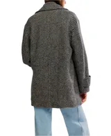 Abrigo tipo peacoat con diseño oversize y patrón de espiga. Presenta cuello clásico, cierre frontal de doble botonadura y silueta estructurada.