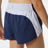 Short de running New Balance Accelerate 2.5 Inch, color azul marino con ribetes blancos y logo de la marca en el lateral.