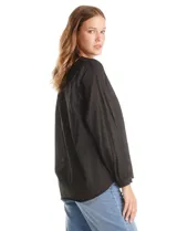 Blusa de algodón color negro con bordados florales al tono. Presenta escote en V con terminación festoneada y mangas largas con puños fruncidos.